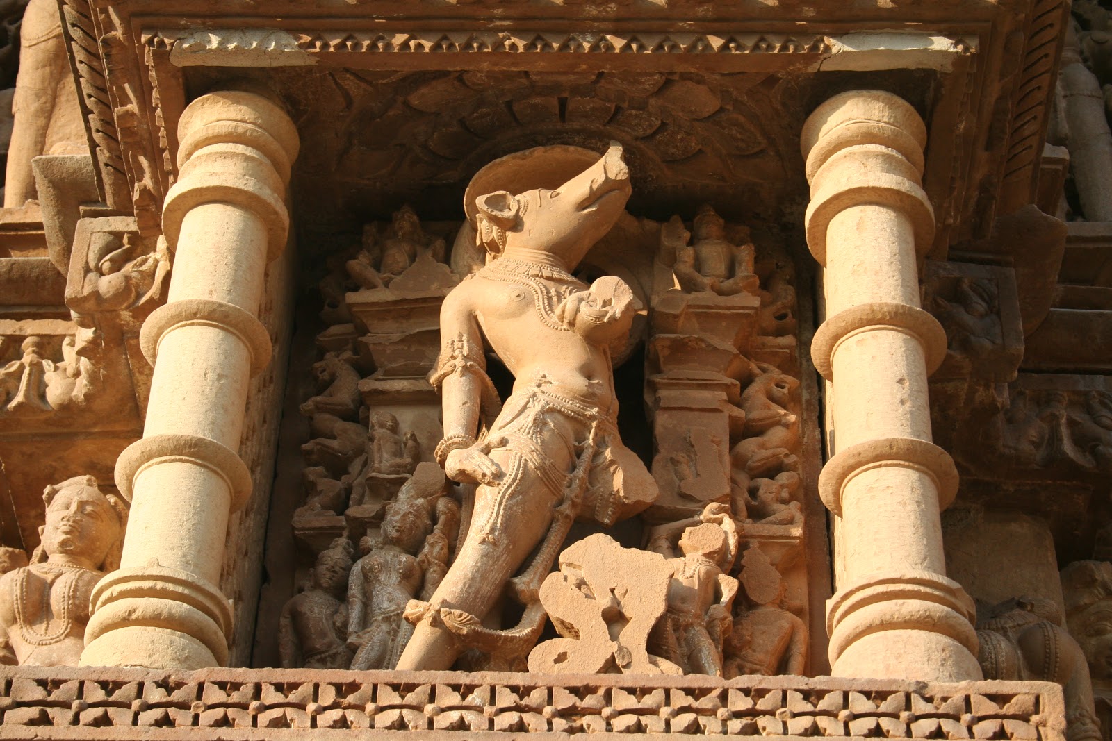 Скульптуры храма Кхаджурахо в Индии