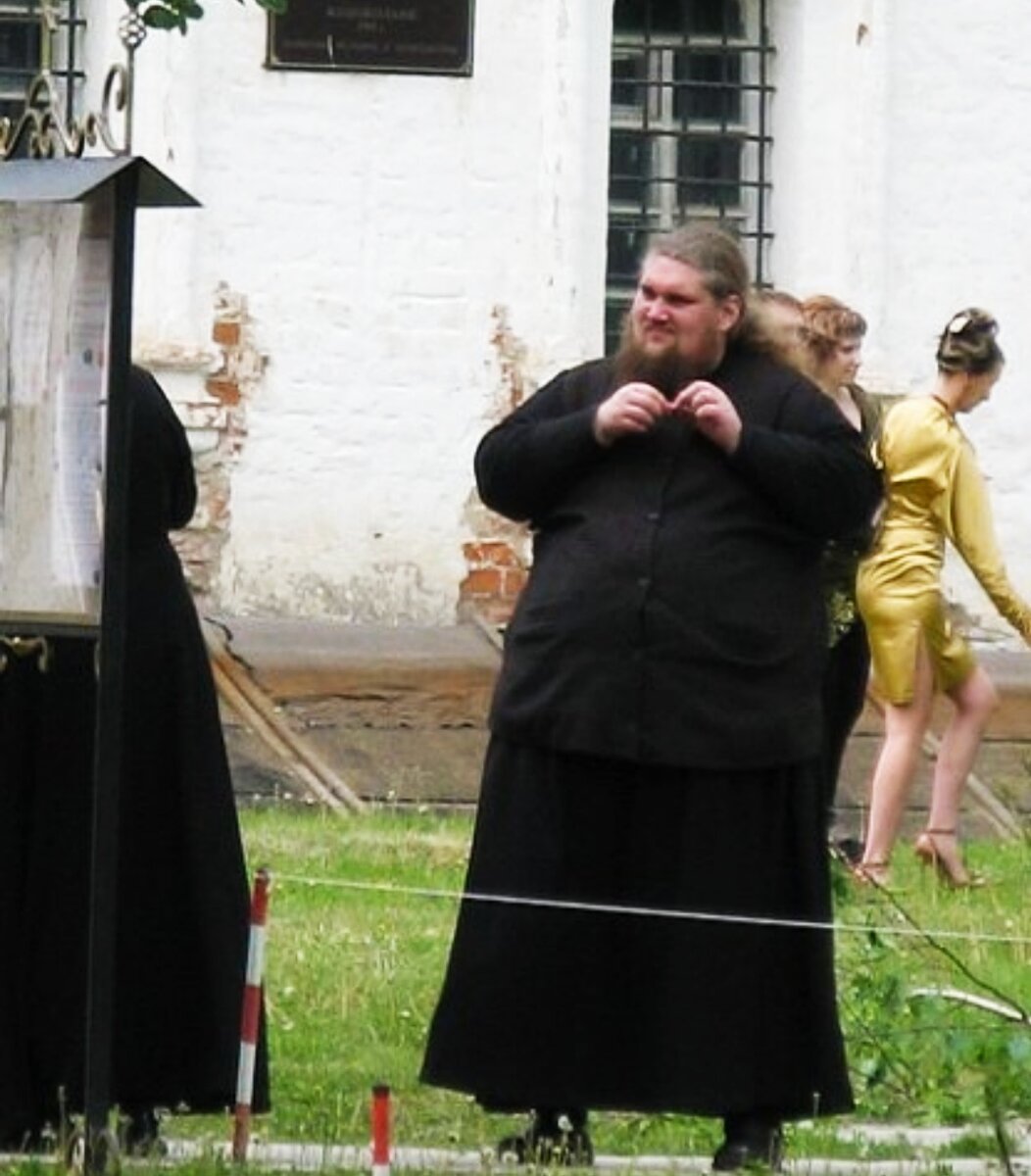 Толстый священник