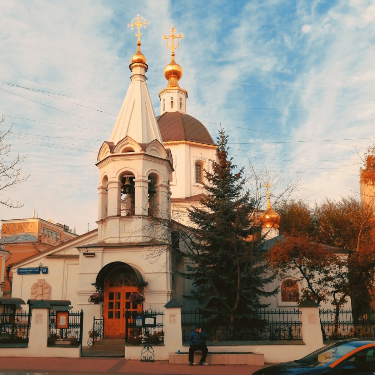 Церковь напротив панельки