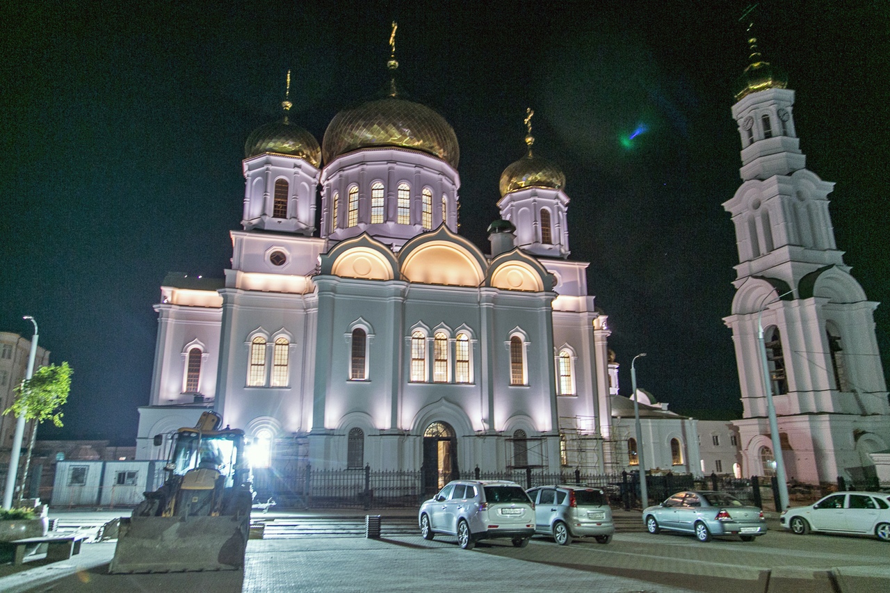 Напротив церкви