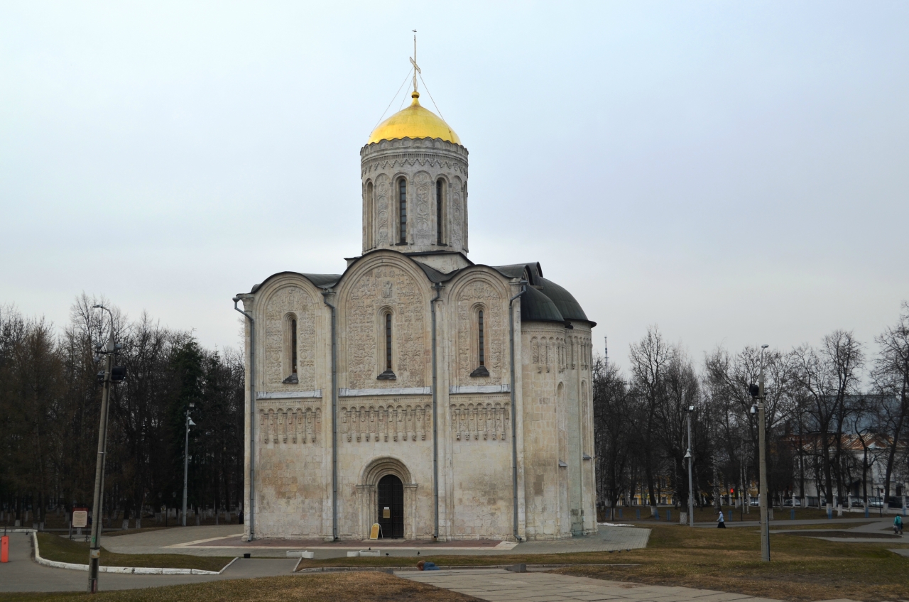 Дмитриевский собор во Владимире зима