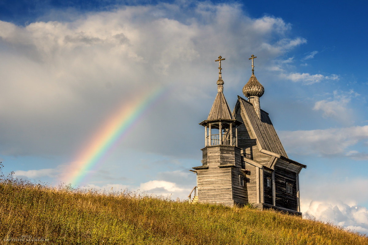 Маленький деревянный храм