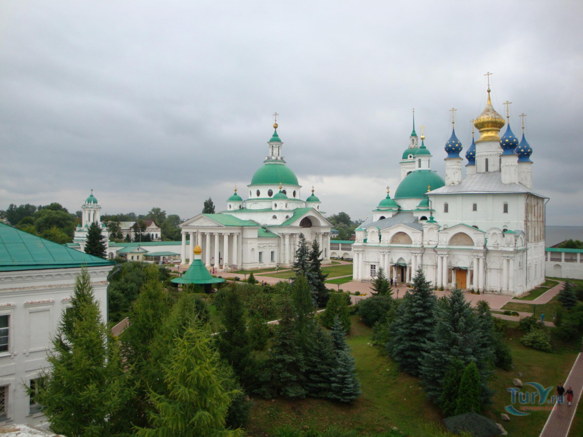 - Стены Спасо-Яковлевский монастыря