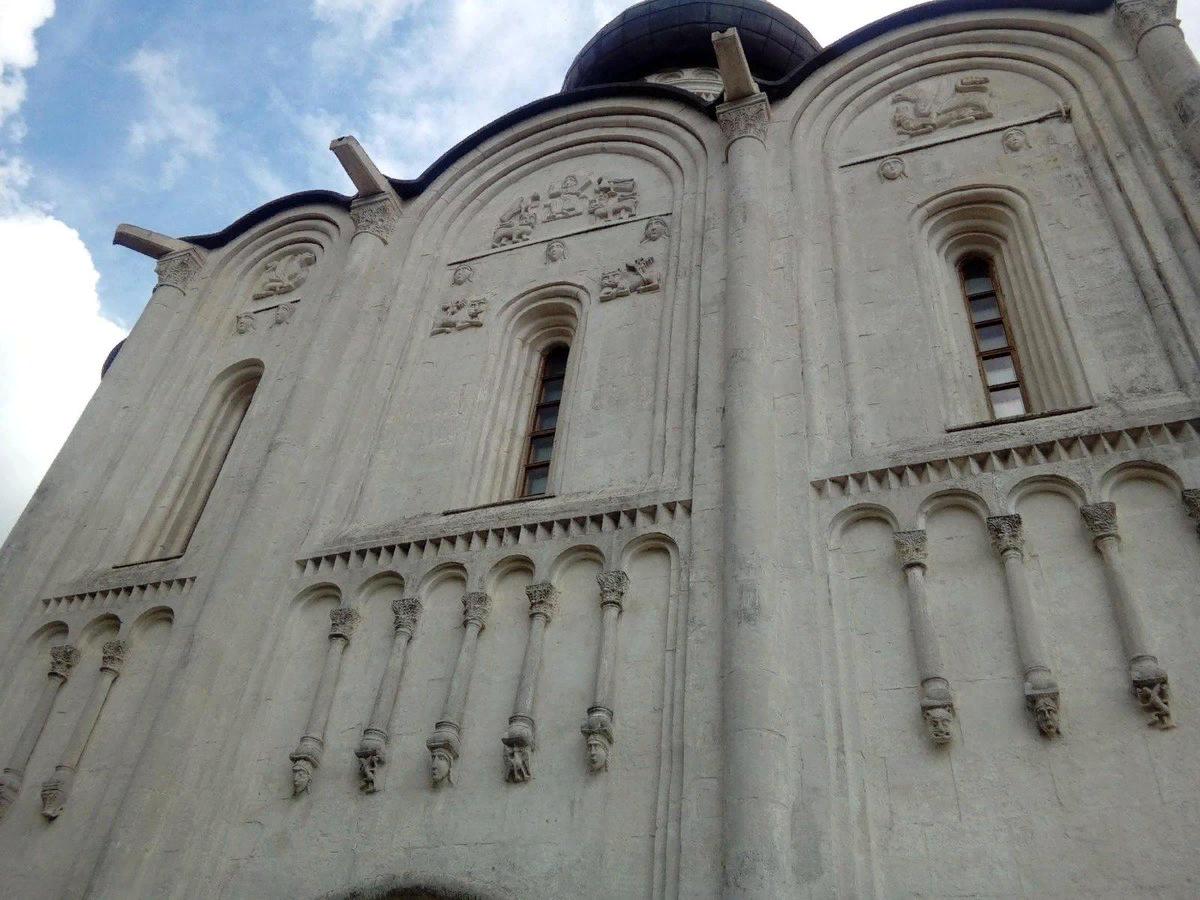 дмитриевский собор внутри