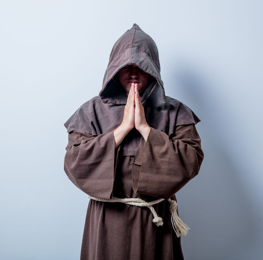 Католический монах в капюшоне