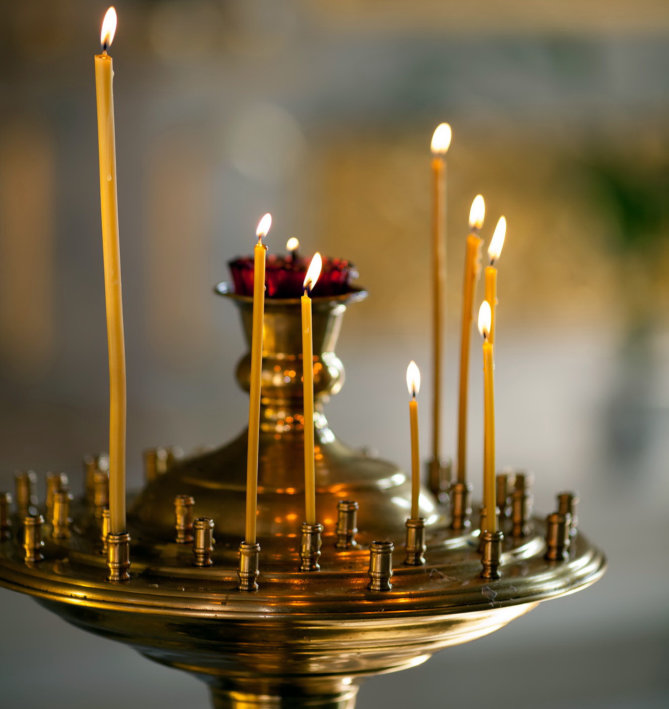 Свечка на полдсвечнике в храме