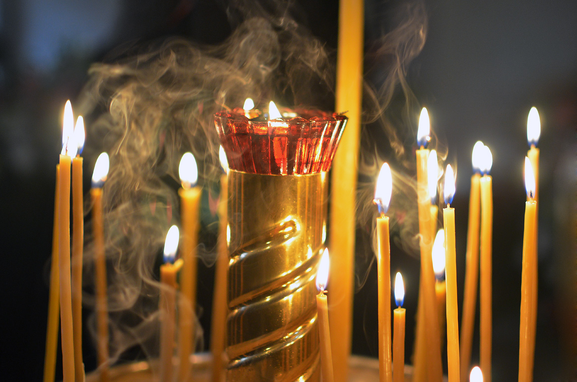 Свечи на подсвечнике в храме