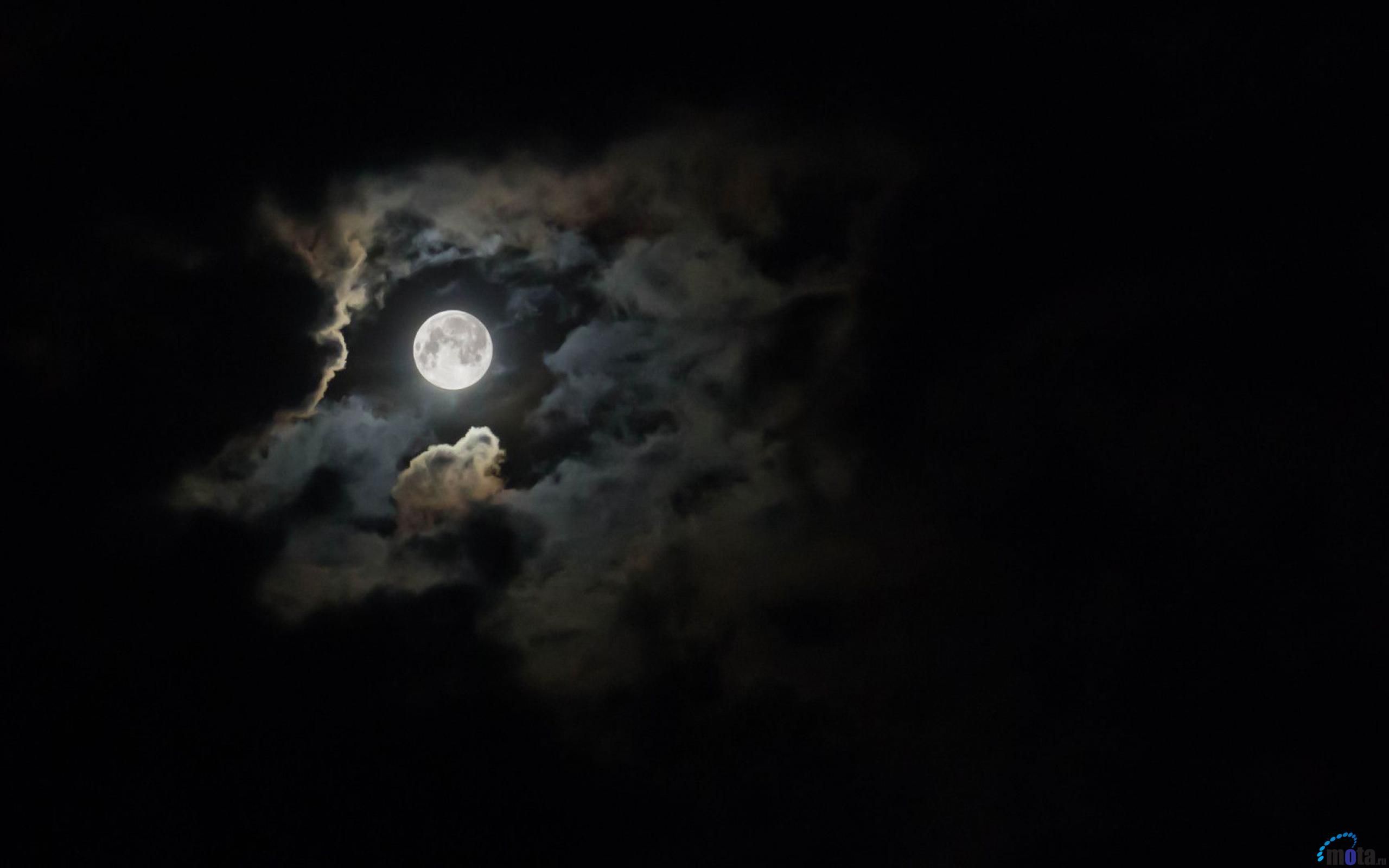 Луна сквозь облака
