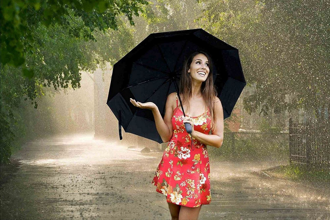 Почти голая студентка с милой улыбкой под зонтом