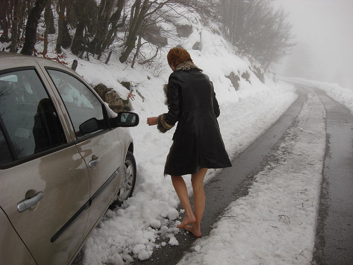 Голая девчушка гуляет на снегу по городу 20 фото эротики