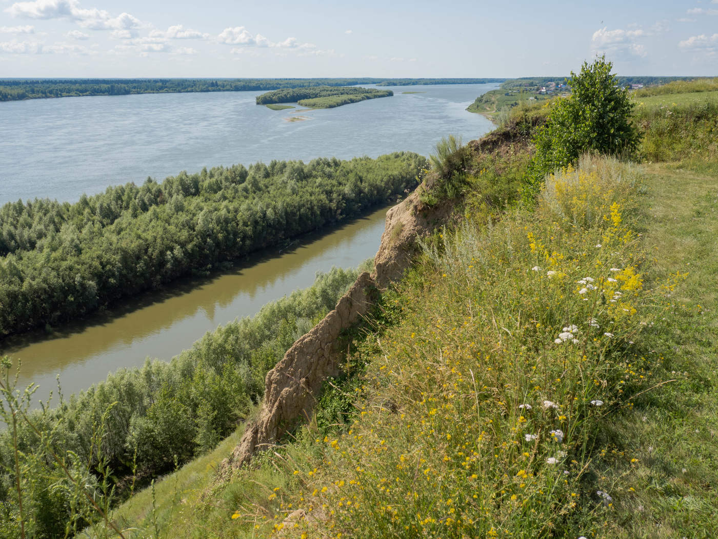 обрывистый берег реки