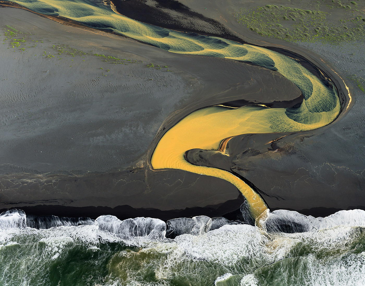 Исландия черный пляж и желтая река