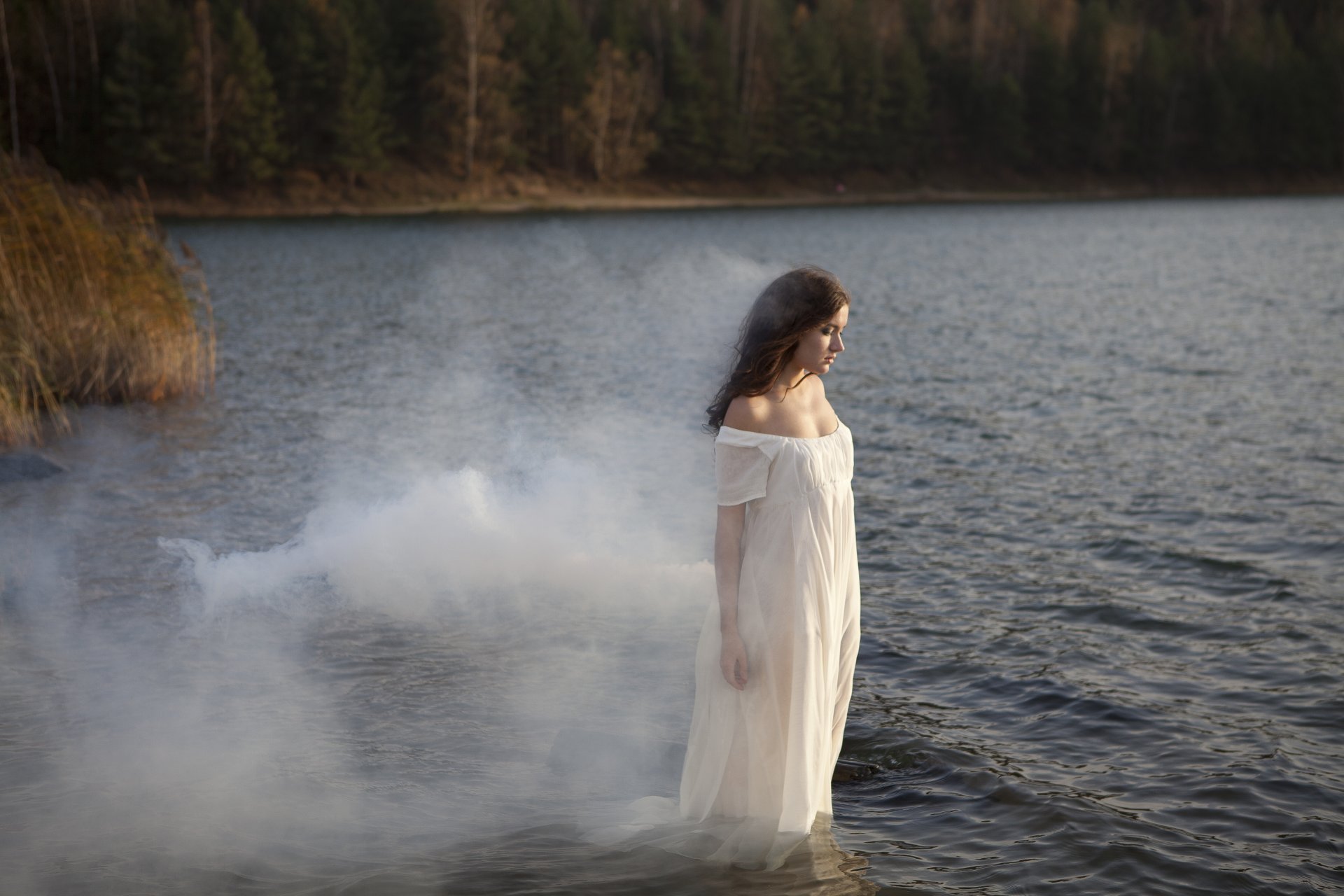 Прелестная милашка купается в озере в прозрачном платье