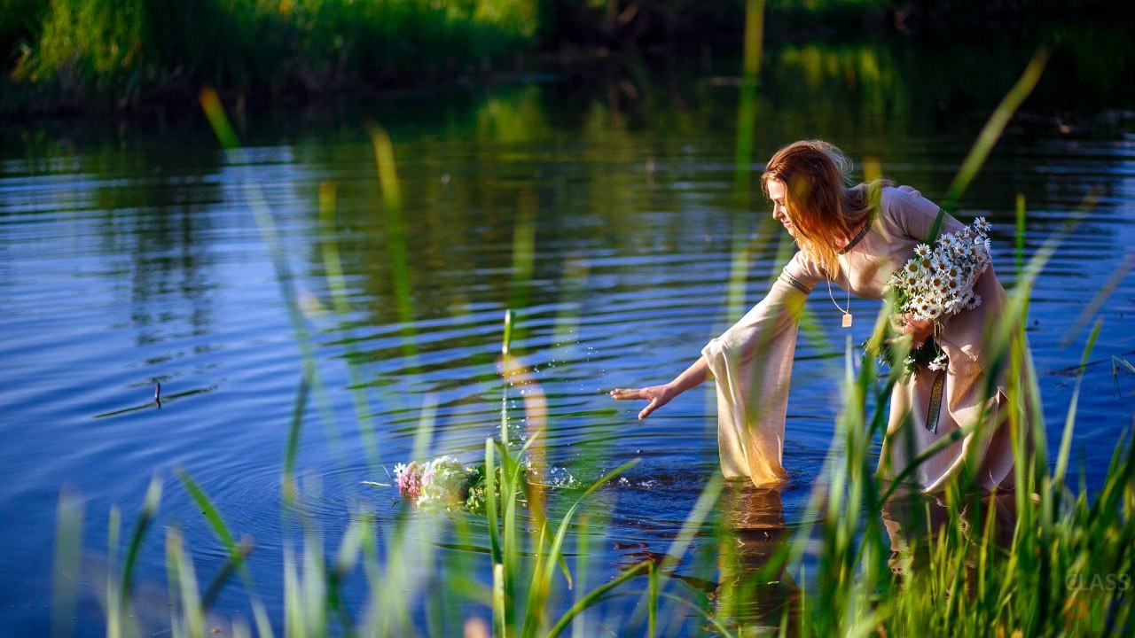 Подружка на реке и в саду - 16 фото