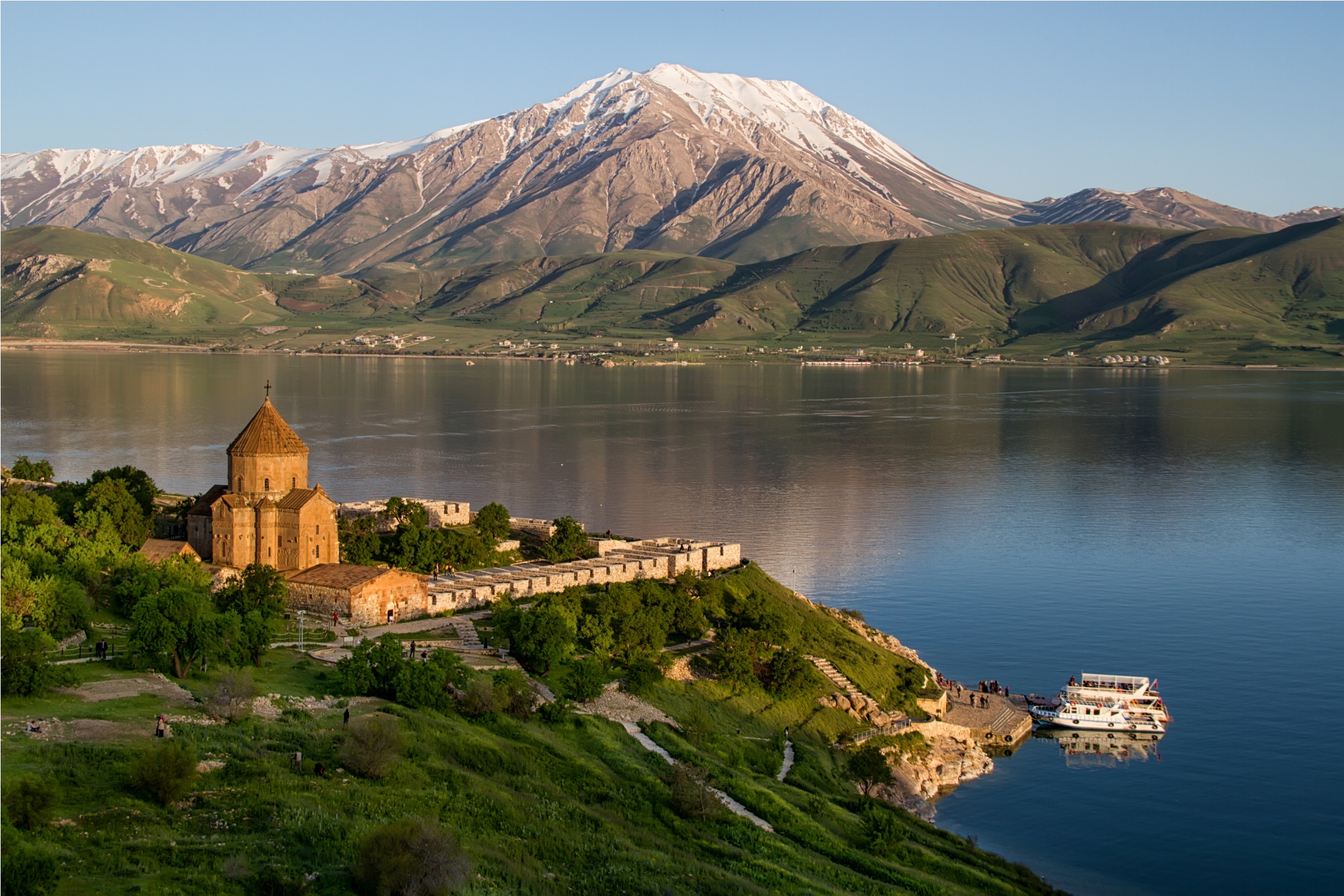 Озеро Севан армянская Церковь Ахтамар