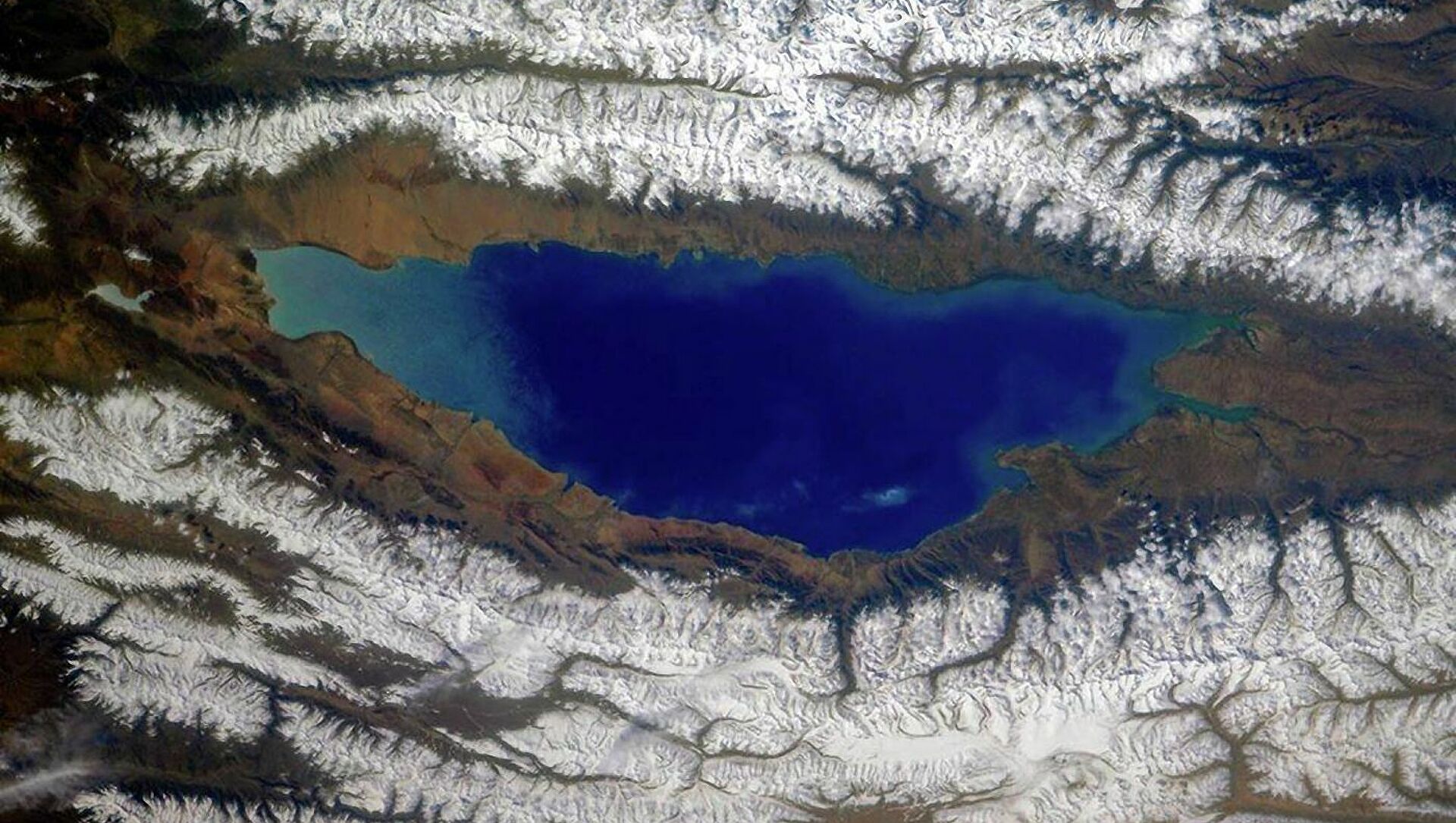 Озеро Иссык-Куль вид сверху