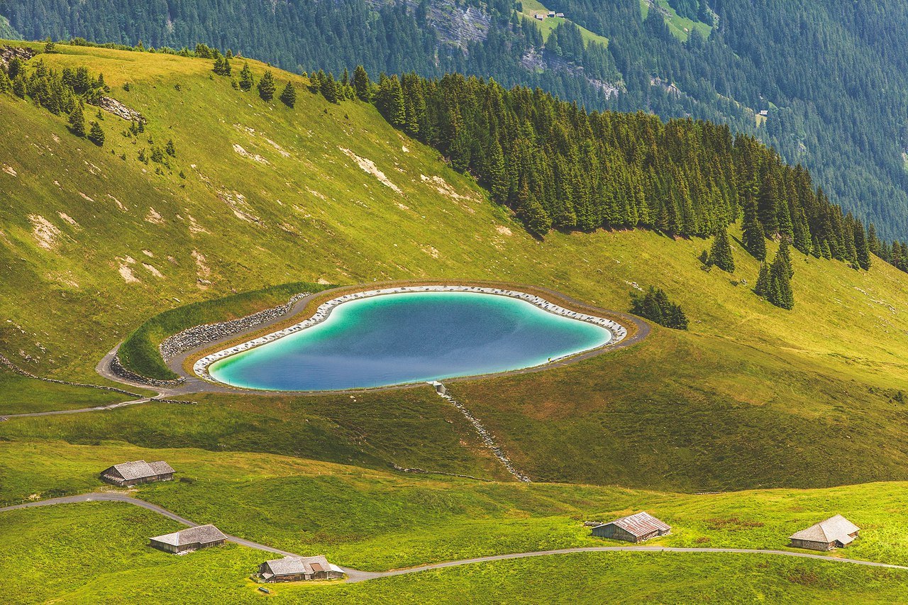 Круглое озеро в горах