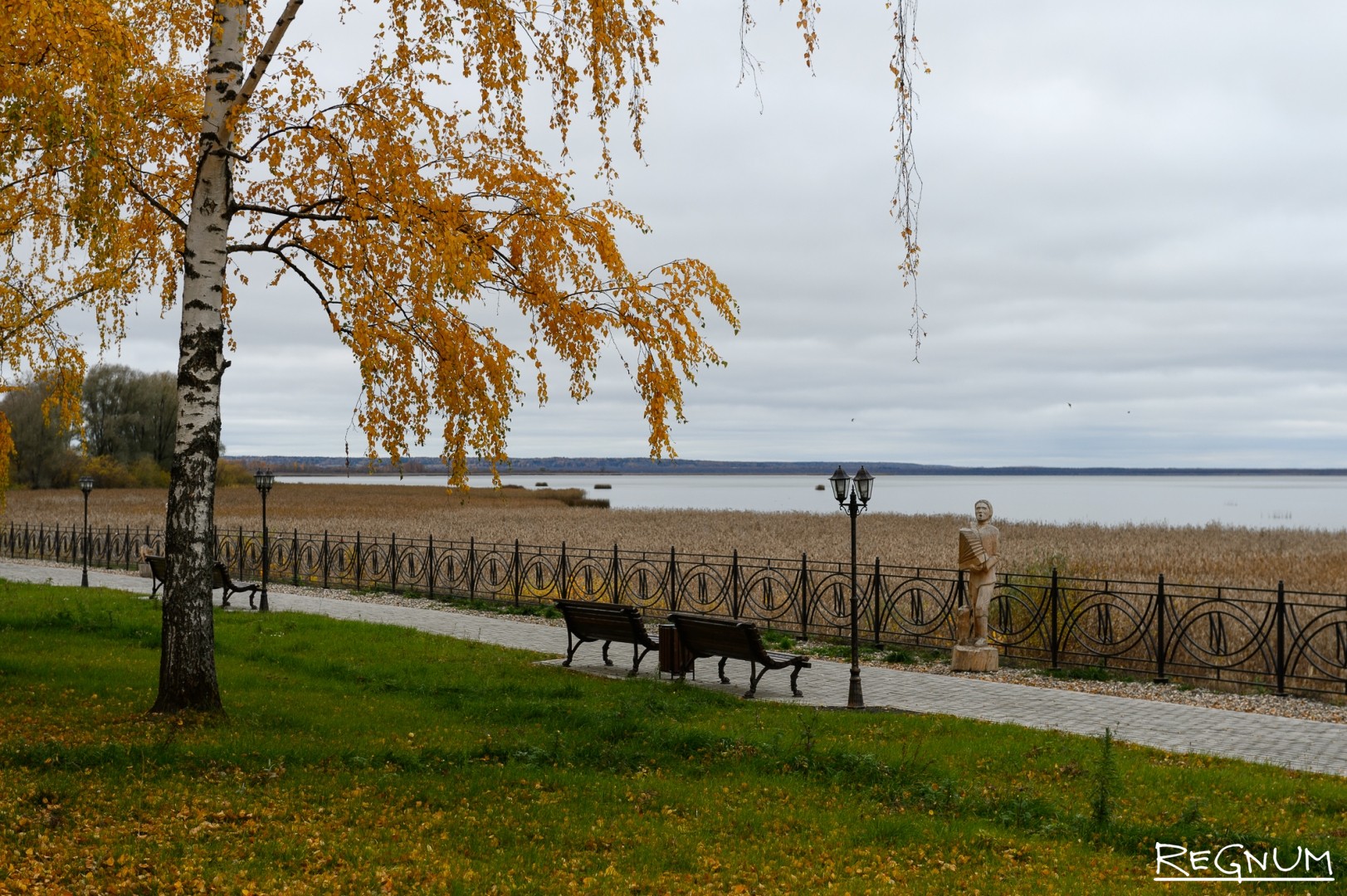 Галичское озеро осенью фото