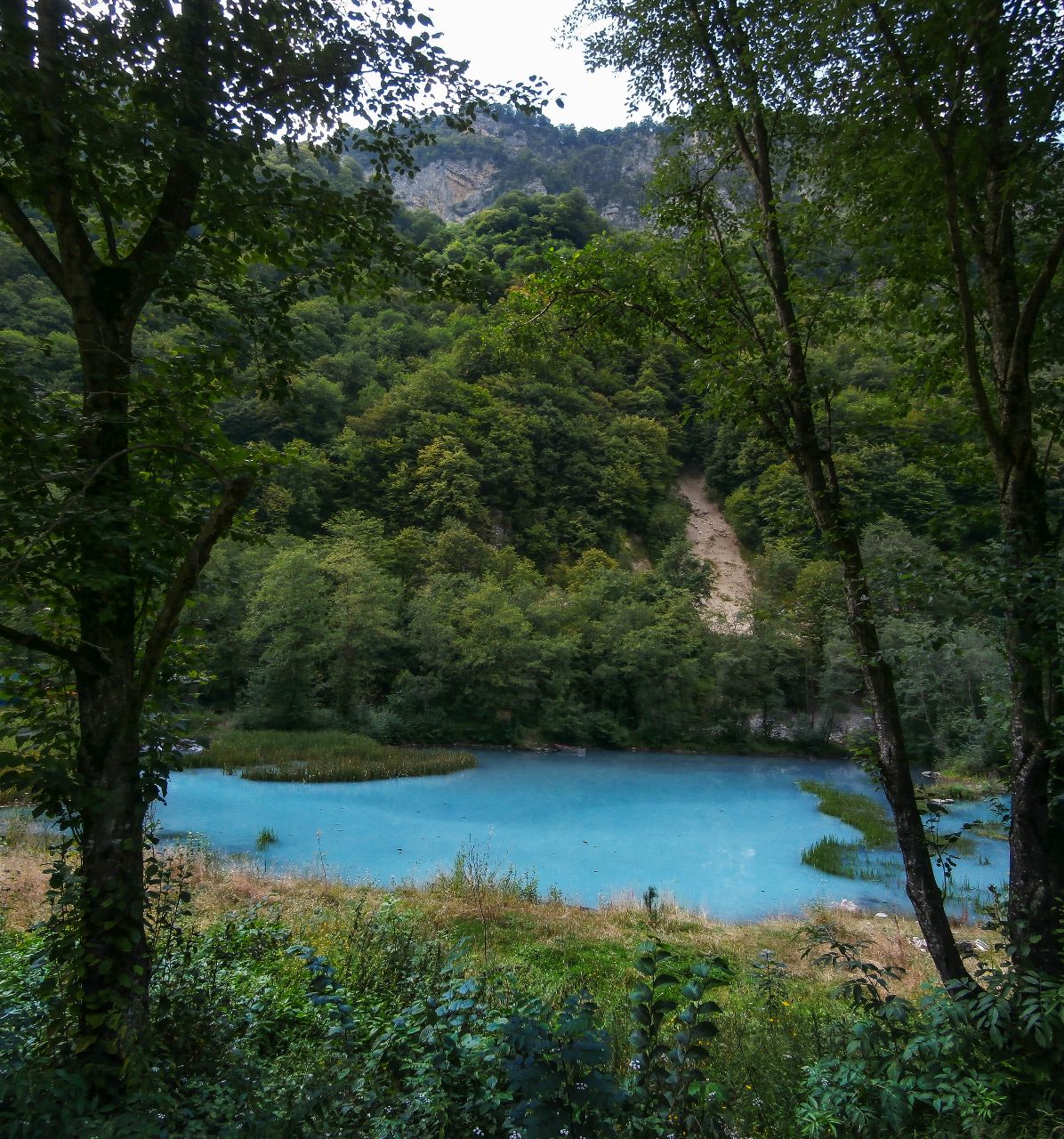 Голубое озеро в Северной Осетии