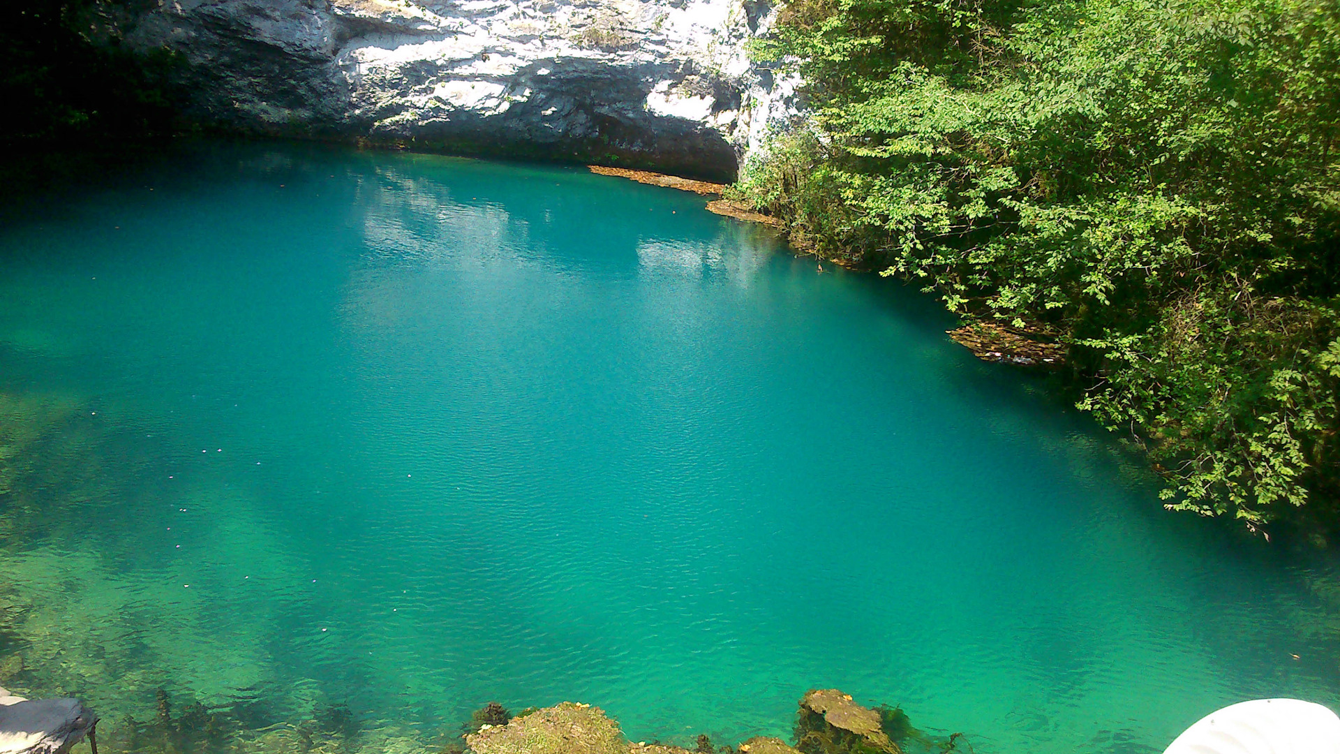 Голубое озеро Абхазия