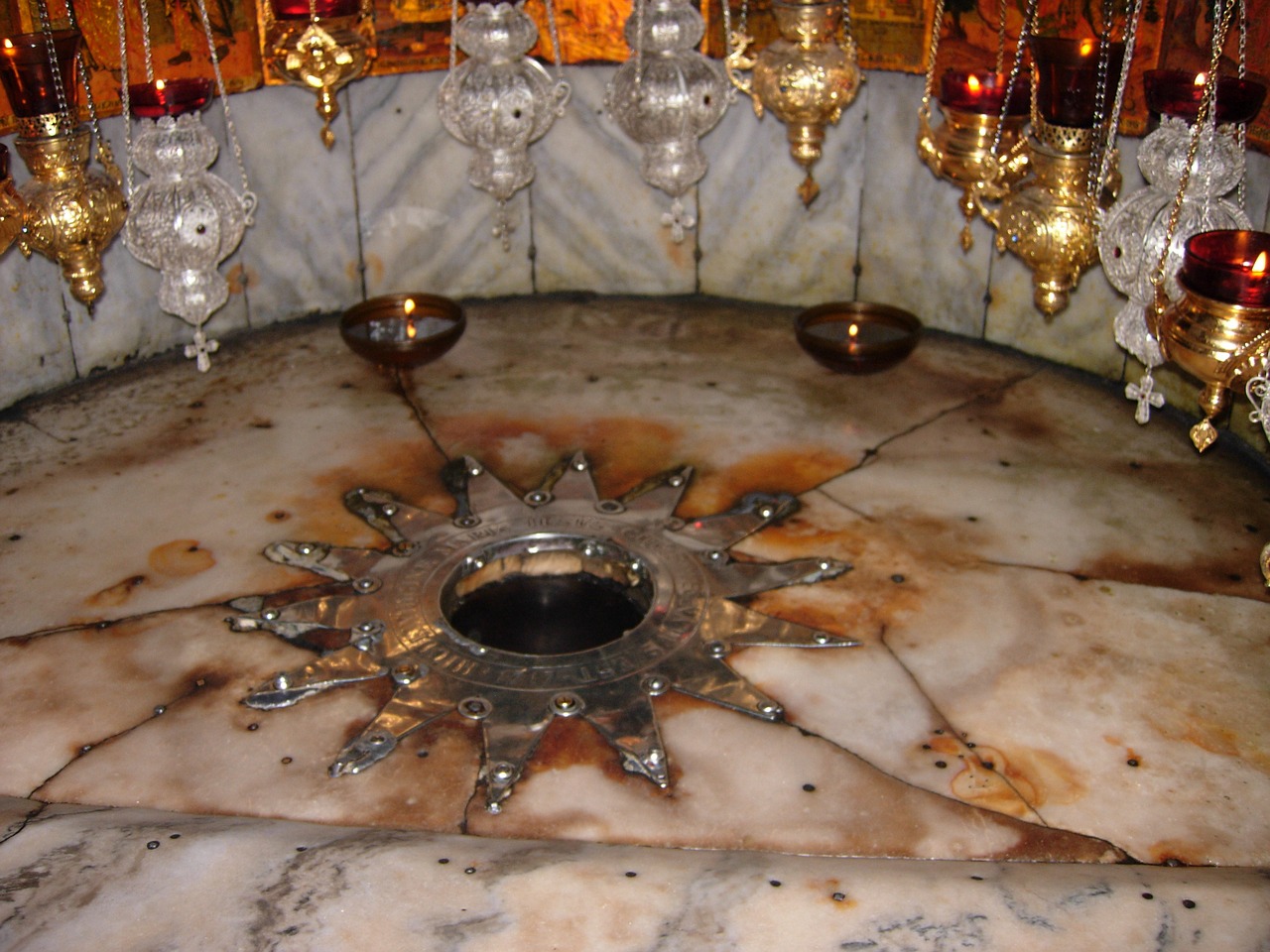 Вифлеемская звезда в храме Рождества Христова в Вифлееме