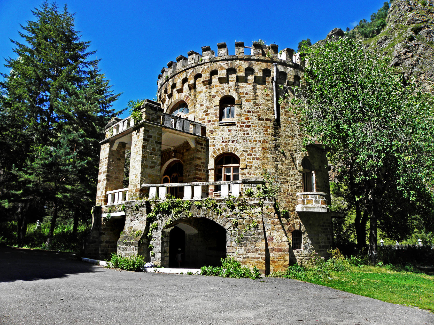 Замок в КБР Долина Нарзанов