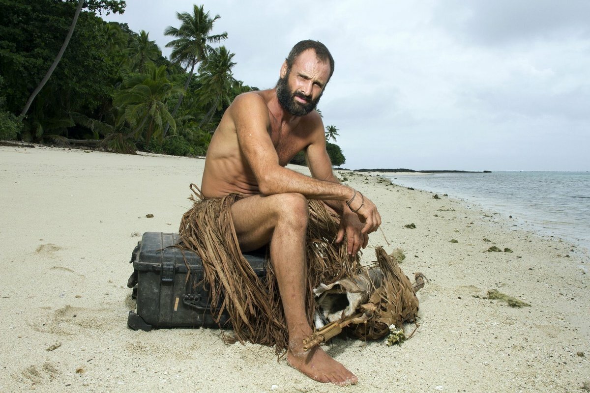 фото аборигена с копьем на необитаемом острове