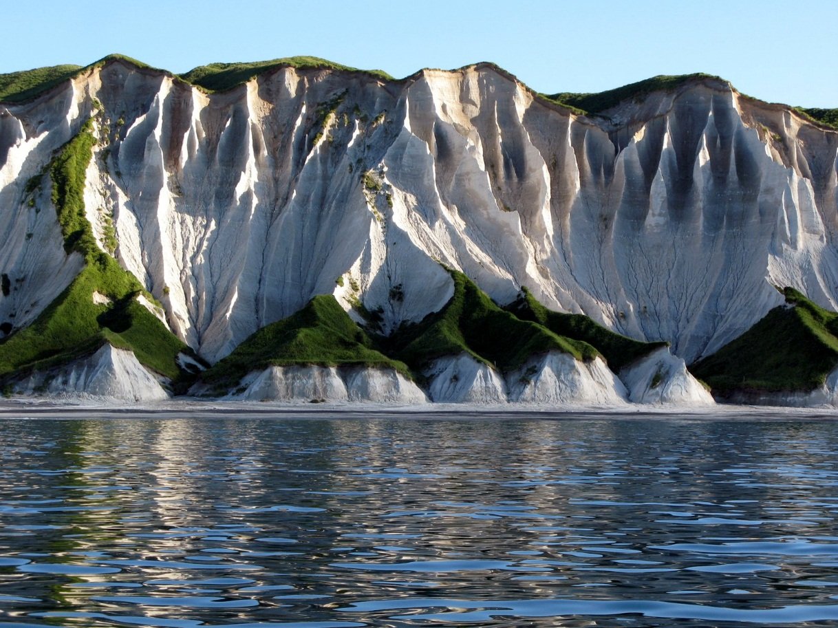 Белые скалы острова Итуруп в Сахалинской области