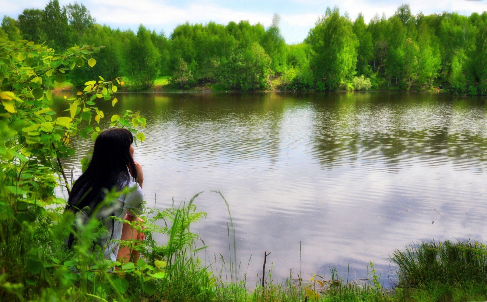 Кузина сидит у реки показывая киску фото