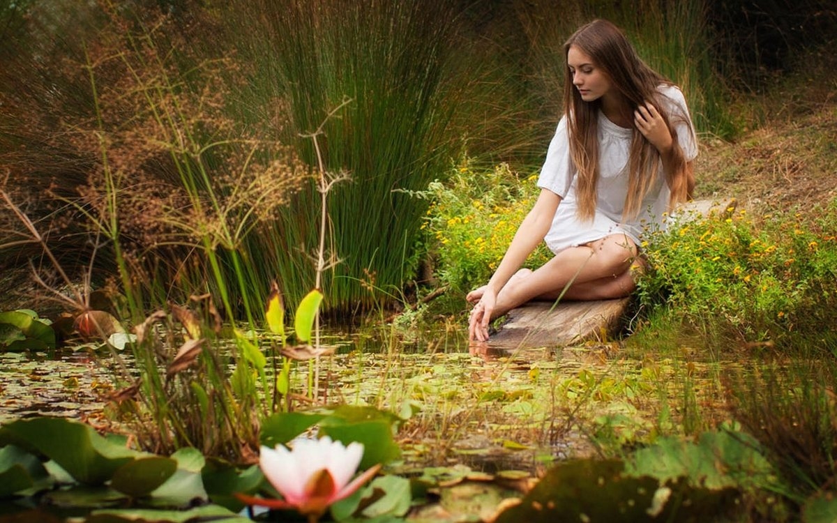 Подружка на реке и в саду - 16 фото
