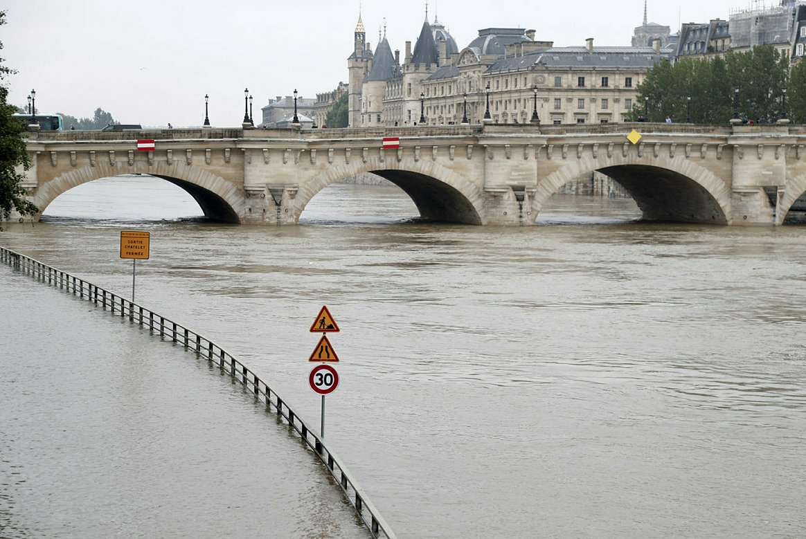 Наводнение в Париже мост сен-Мишель