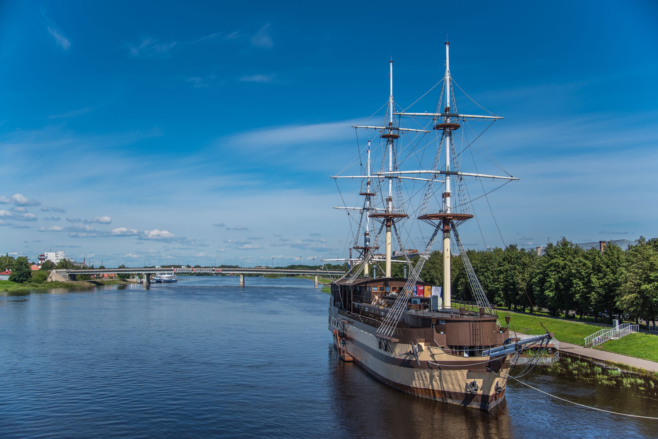 Великий Новгород корабль на реке