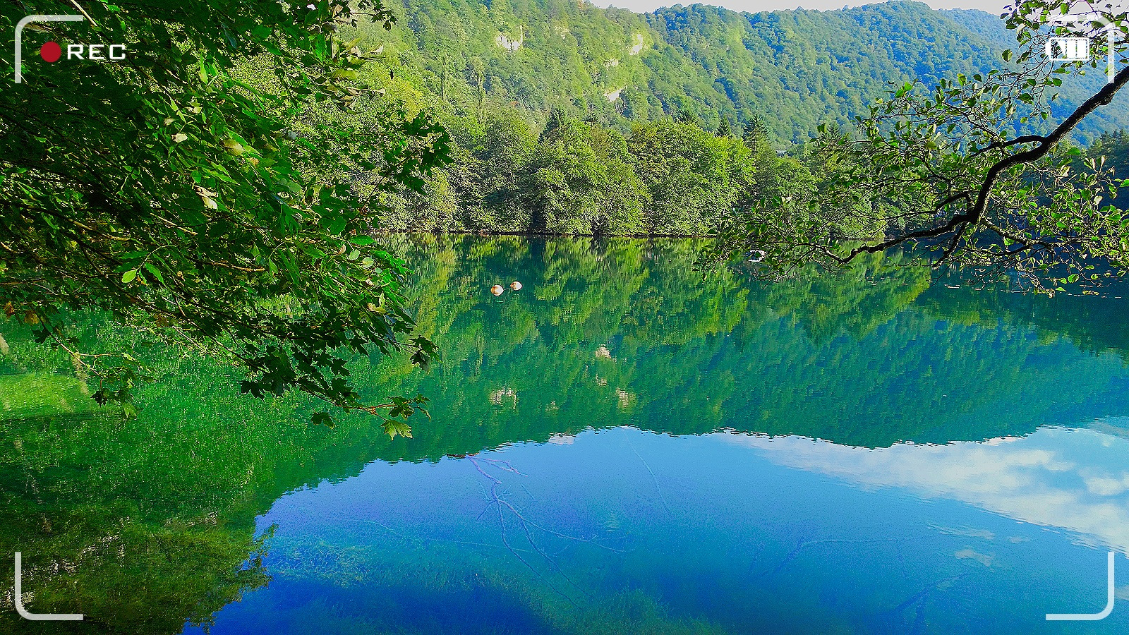Глубокое голубое озеро в Кабардино Балкарии