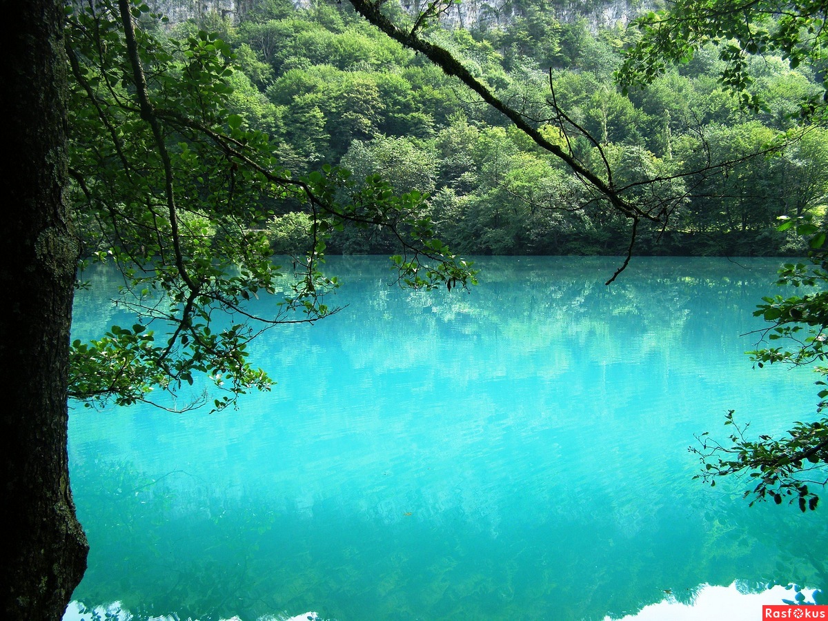 Нижнее голубое озеро в Кабардино-Балкарии