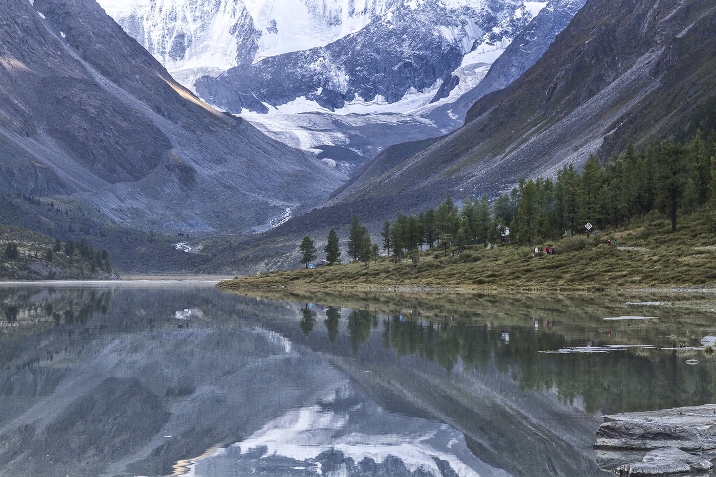 Отражение горы Белуха в озере Аккем, Алтай,