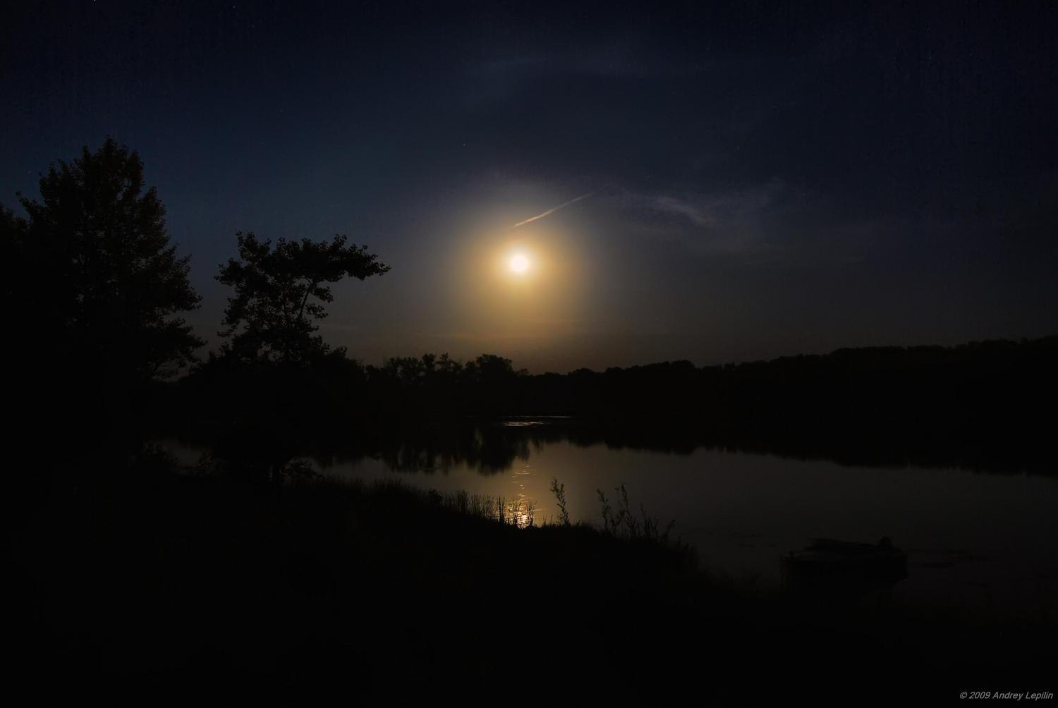 Лунная ночь над поселком