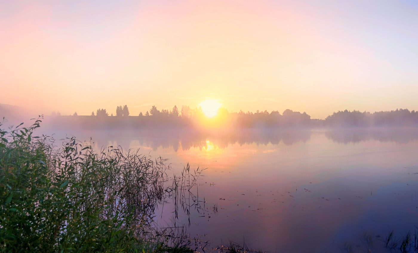 Восход солнца на озере