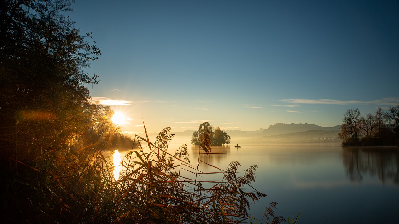 Вид на озеро утро