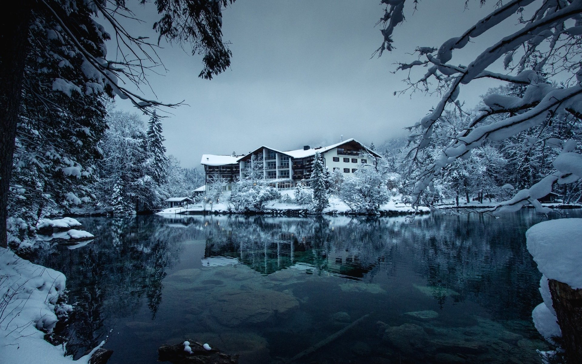 Дом в лесу у озера зимой