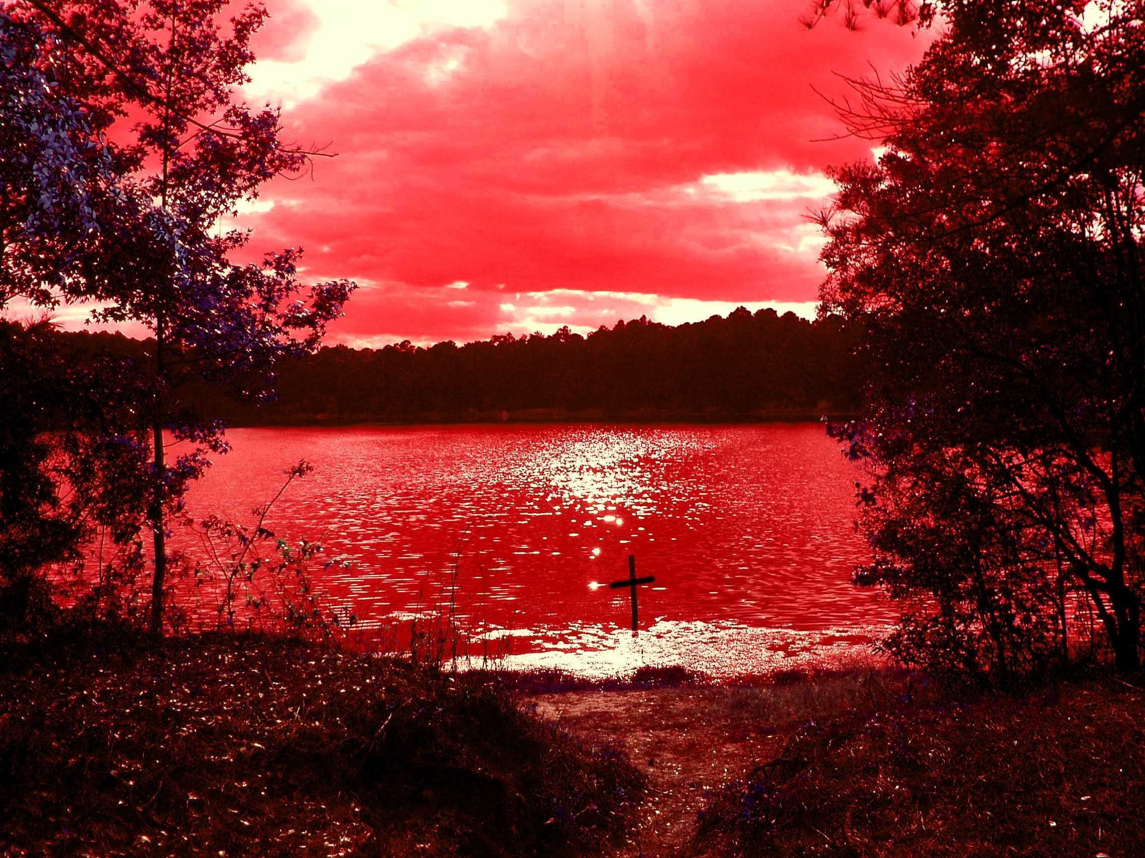 Красное озеро в Канаде озеро крови