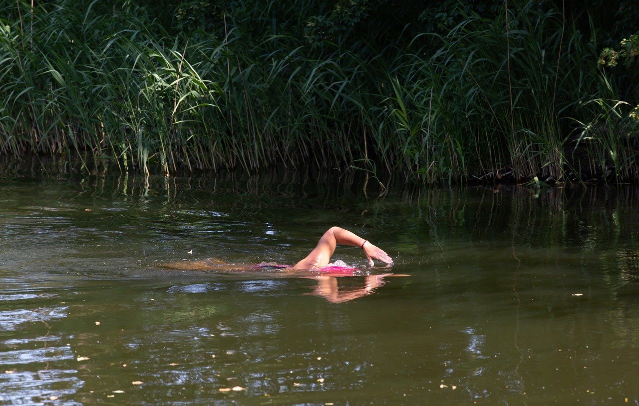 Голая купается в реке