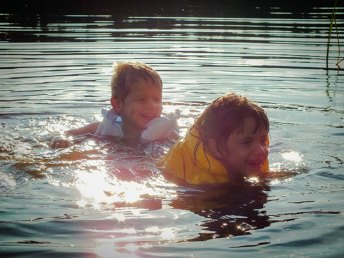 Дети на озере