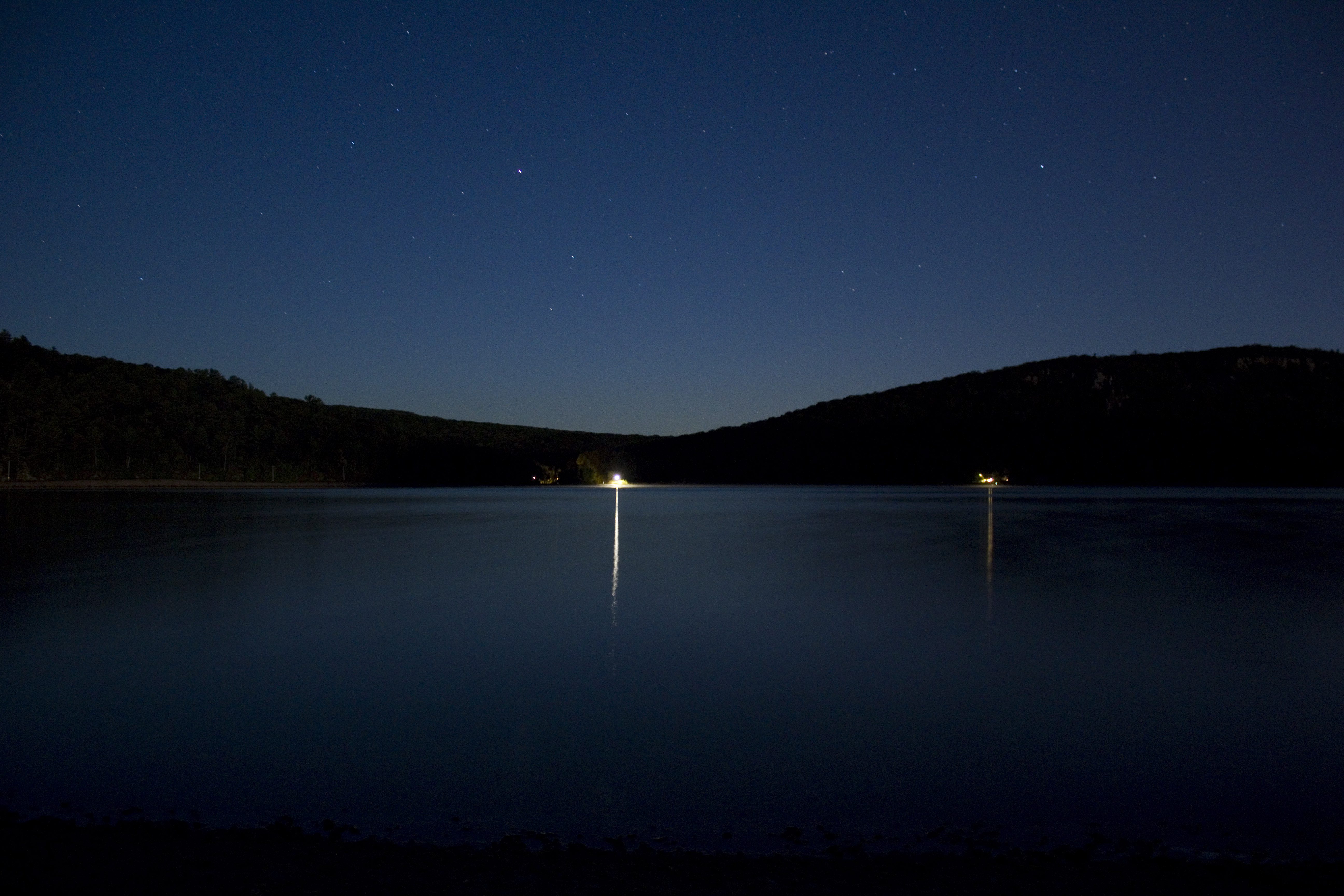 Ночной вид на озеро