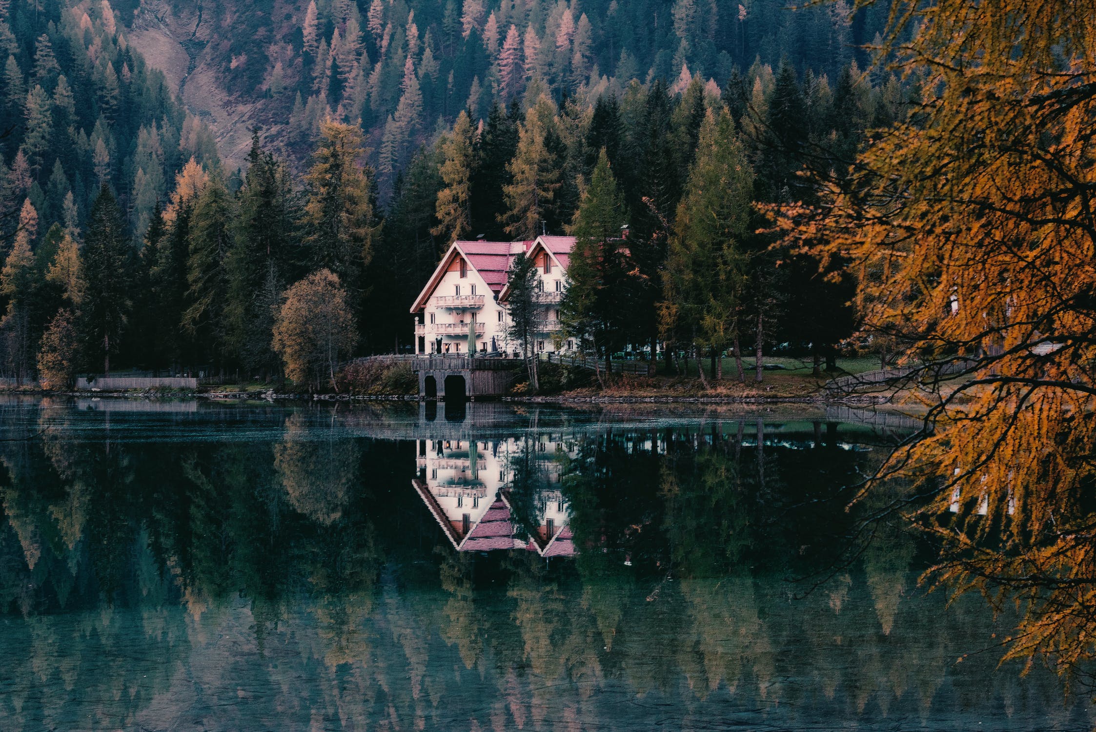 дом у горного озера