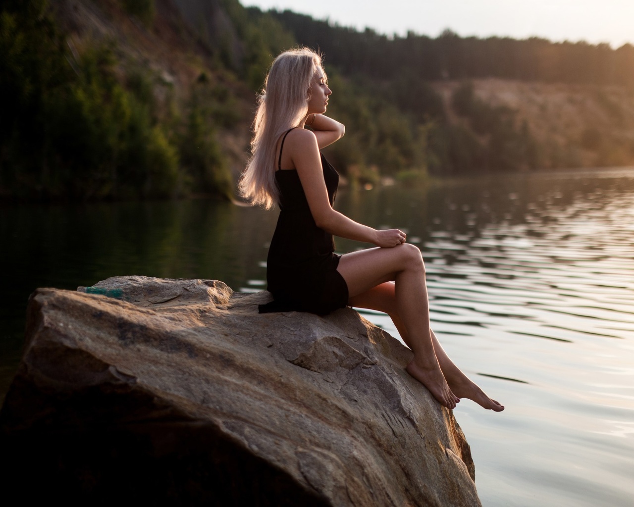 Эротические снимки потрясающей блондинки в озере