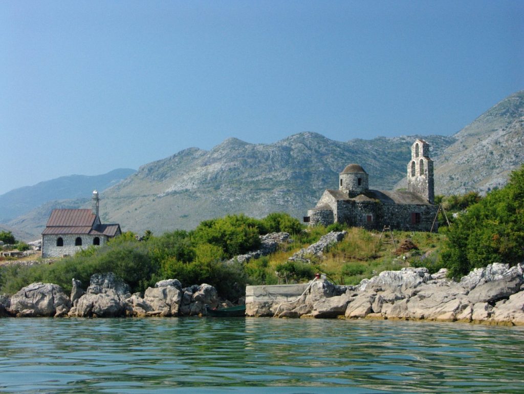 Мужской монастырь в Черногории на Скадарском озере