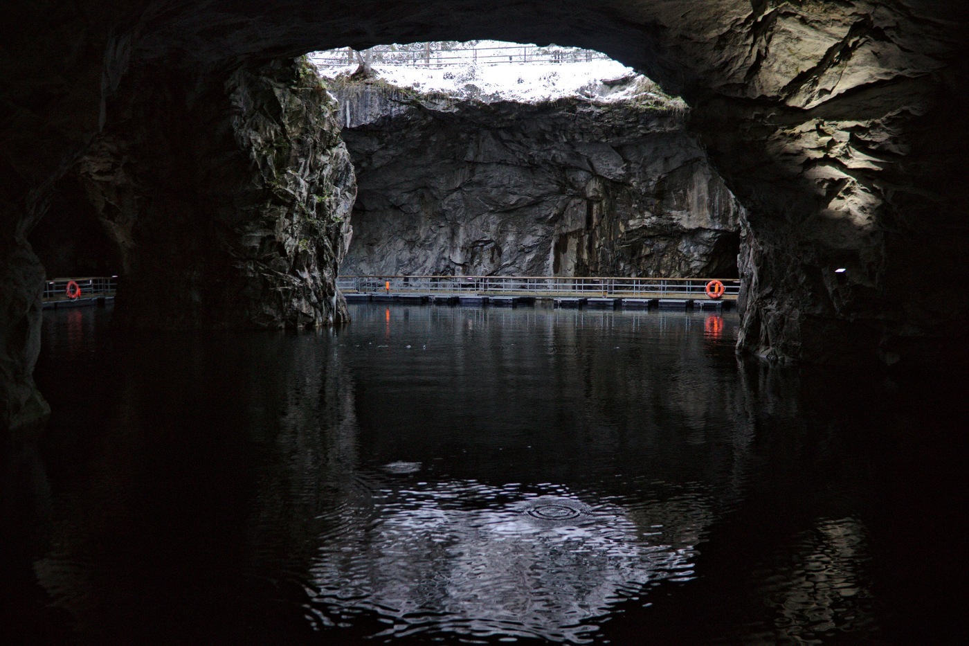 Карелия подземное озеро Рускеала