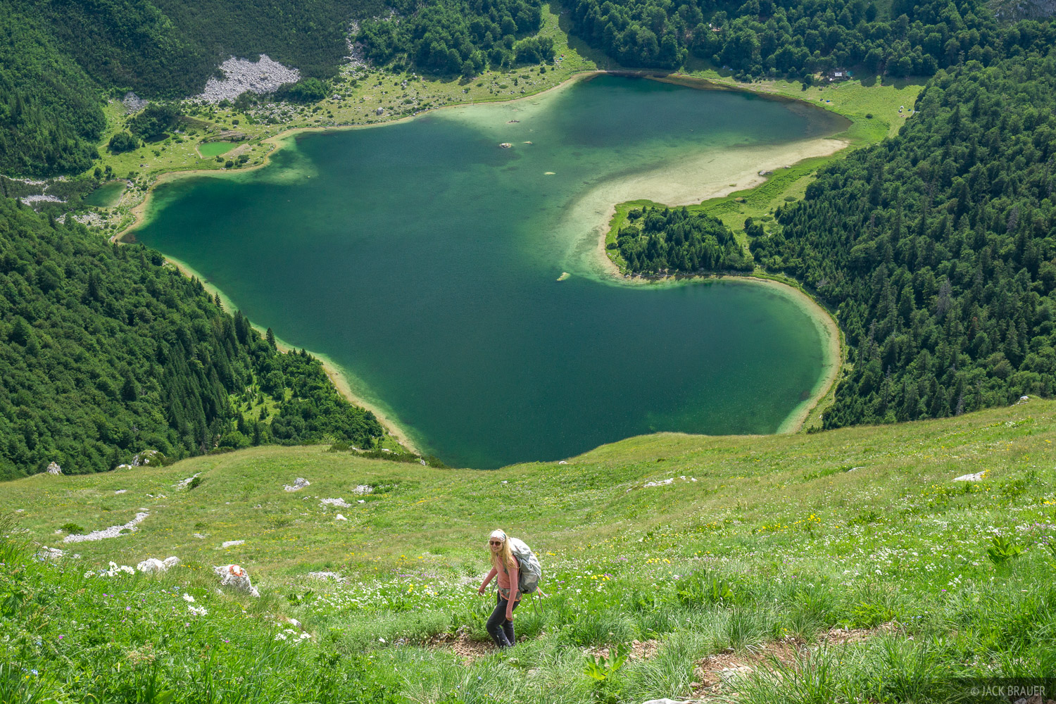 Черногория озеро в горах