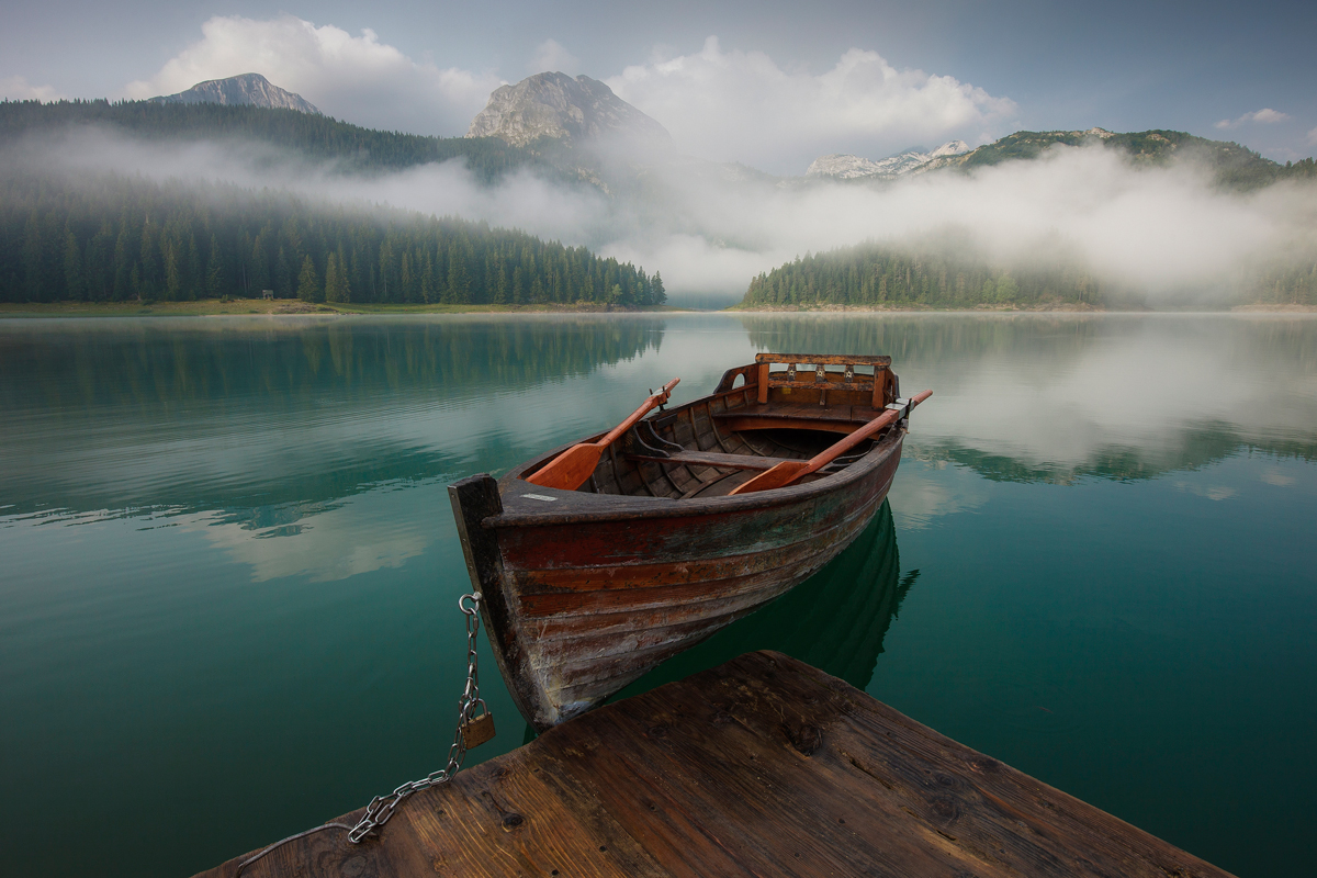 Горное озеро лодка