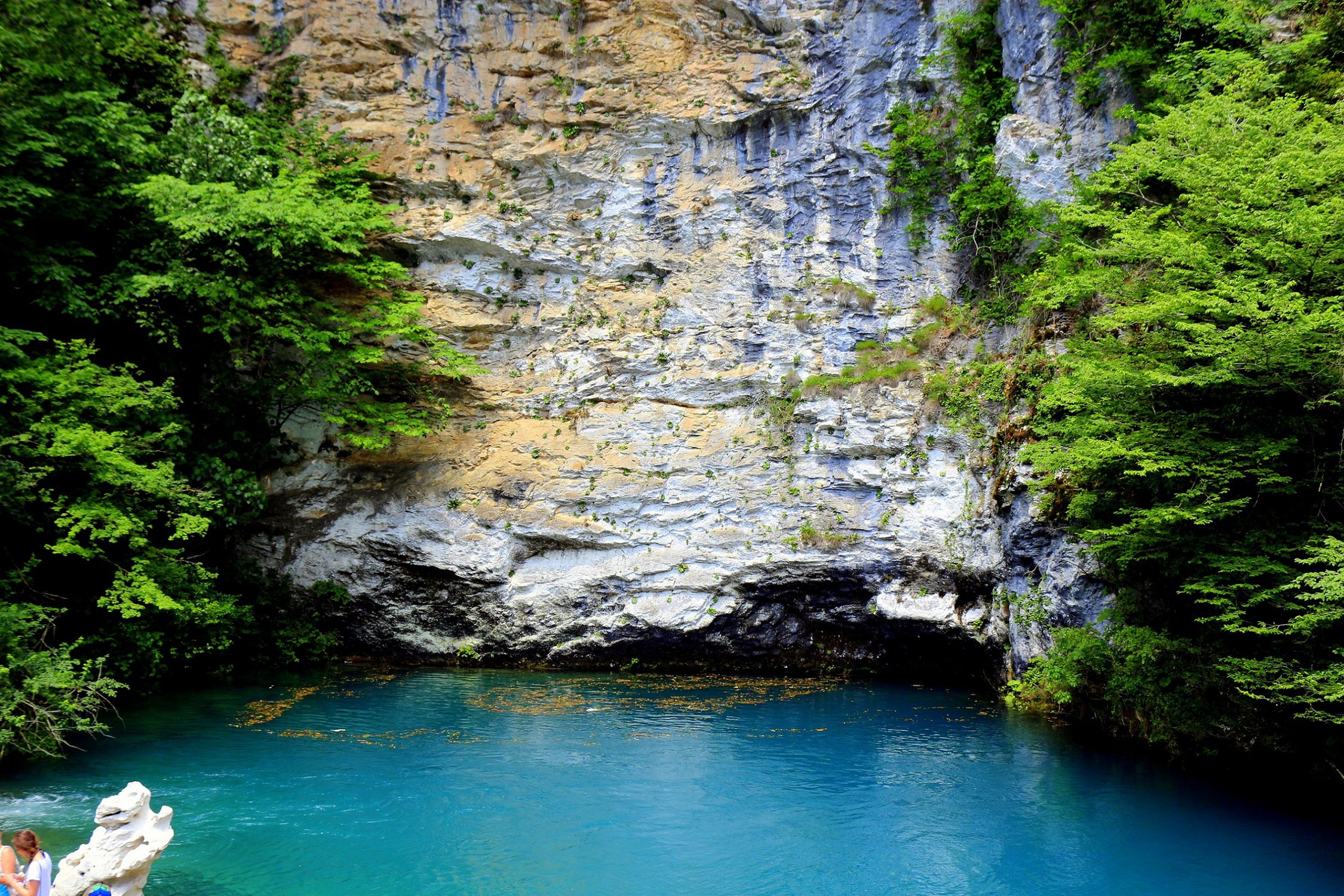 Голубое маленькое озеро в Абхазии